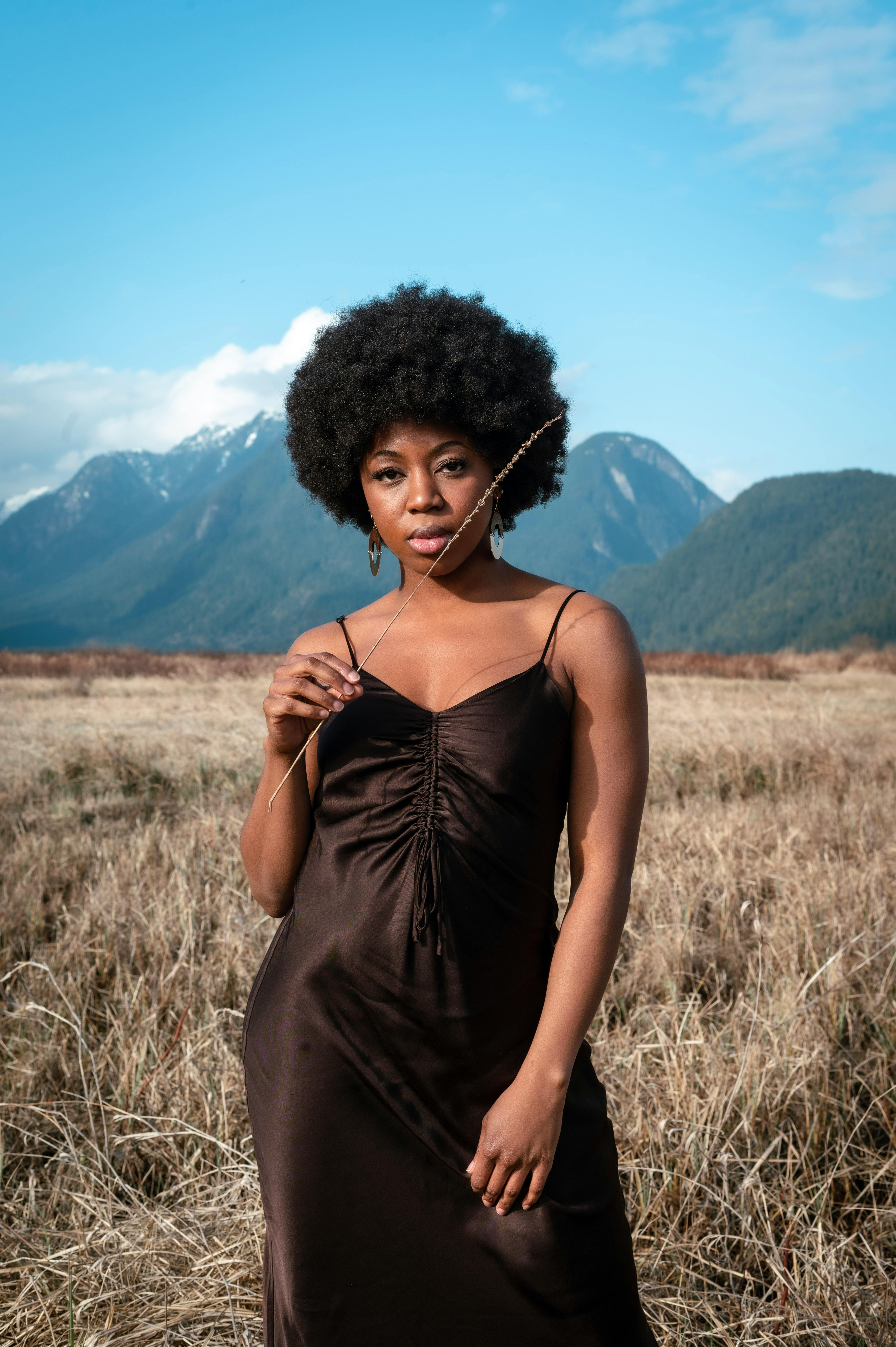 热播推荐封面图：摄影棚与创作氛围